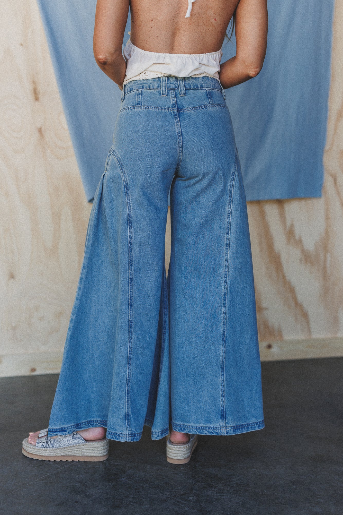 Brookside Pleated Wide Leg Jeans - Light Wash - Image 4