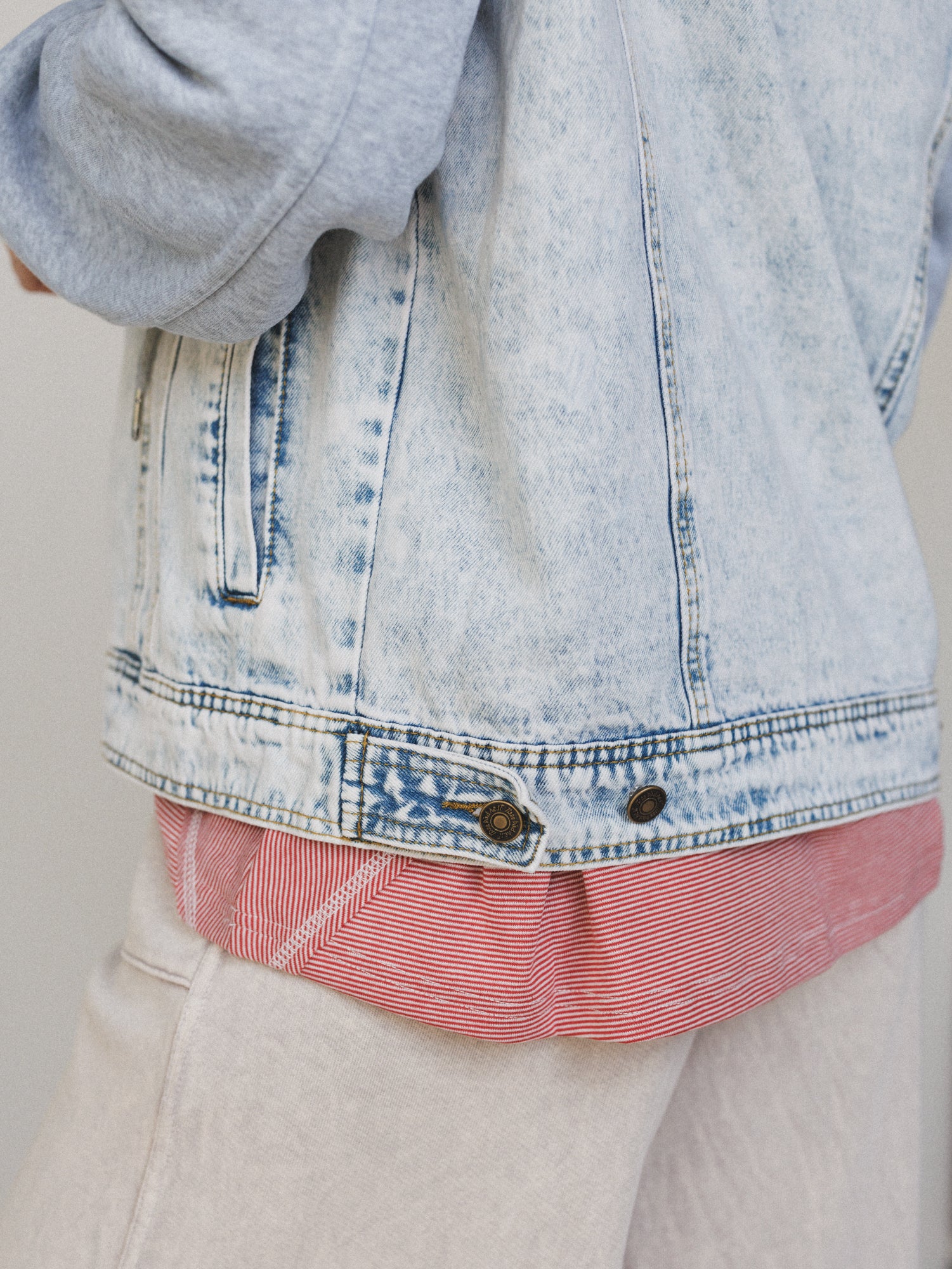 The Nest My Boyfriends Denim Jacket - Blue Light Wash - Image 4