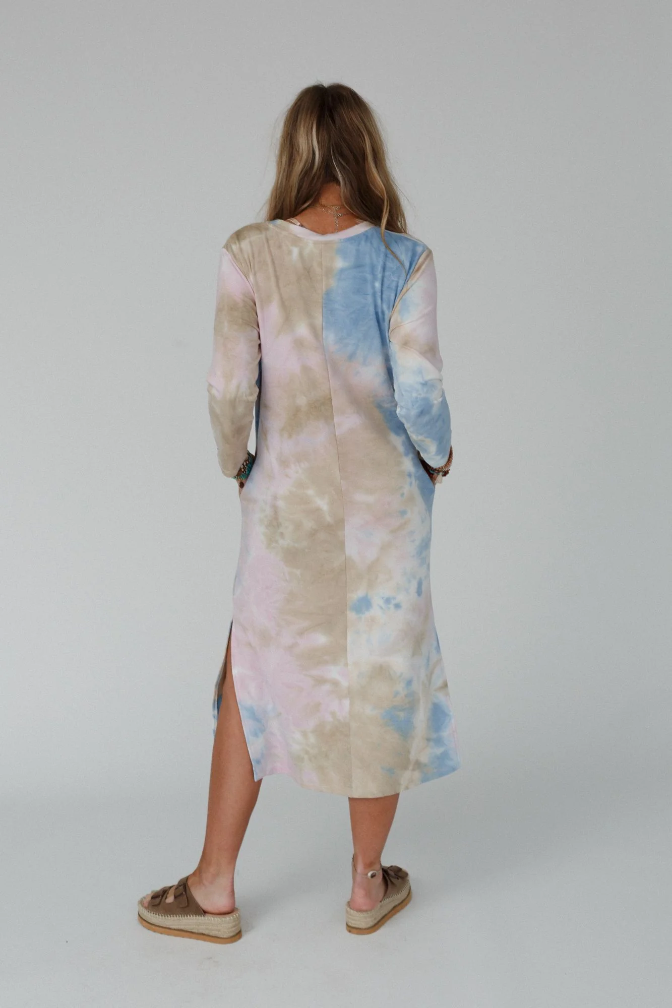 The Nest Soul Shine Pocketed Tie Dye Midi Dress - Lavender Taupe - Image 3